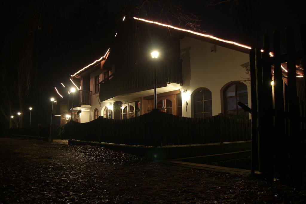 Lovecky Hotel Jivak Loučeň Exterior foto